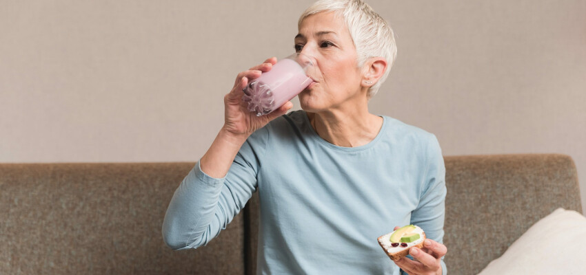 woman-having-a-healthy-meal